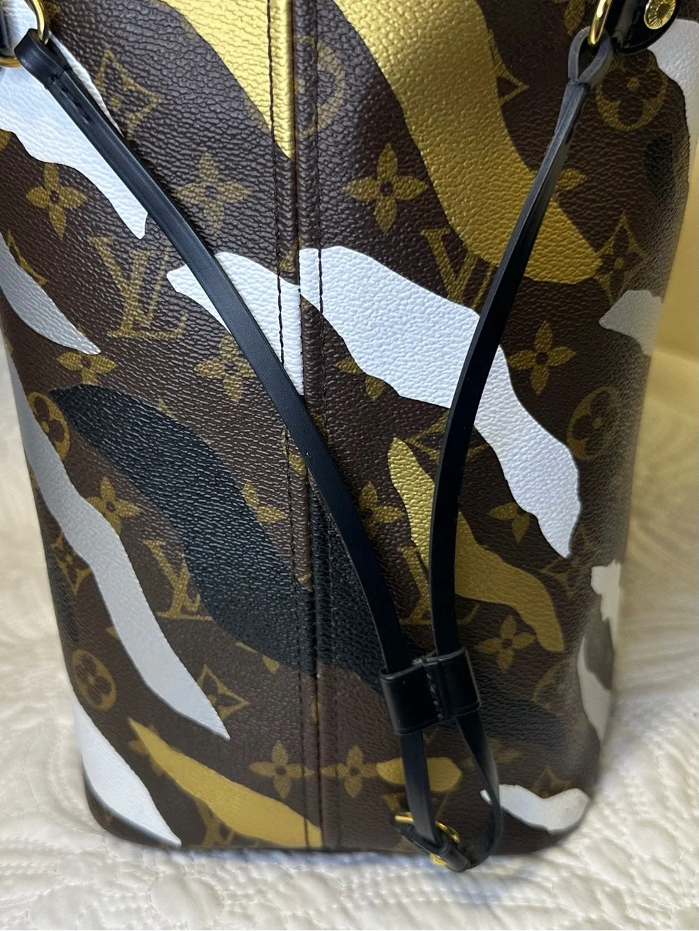 Louis Vuitton preloved excellent